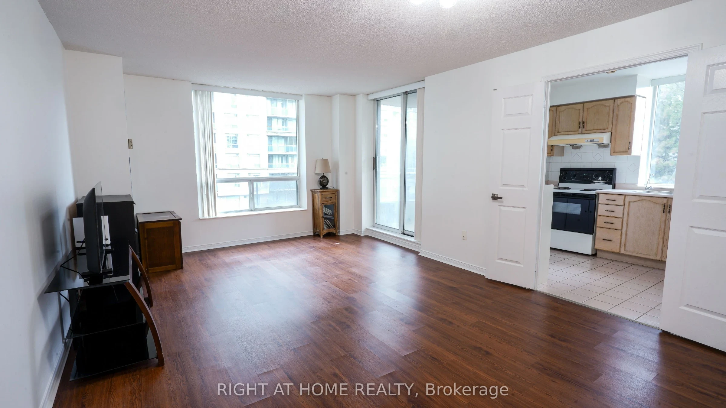 Unit 300 - 28 Pemberton Avenue, photo 2