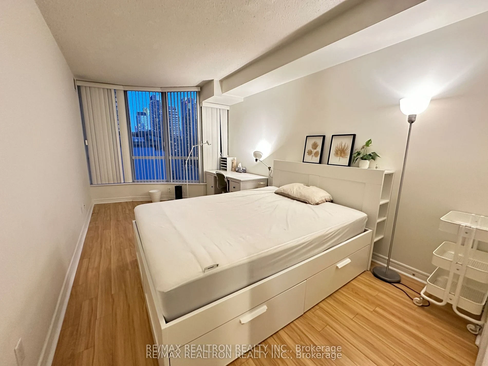 Unit 1909 - 55 Bloor Street E, photo 3